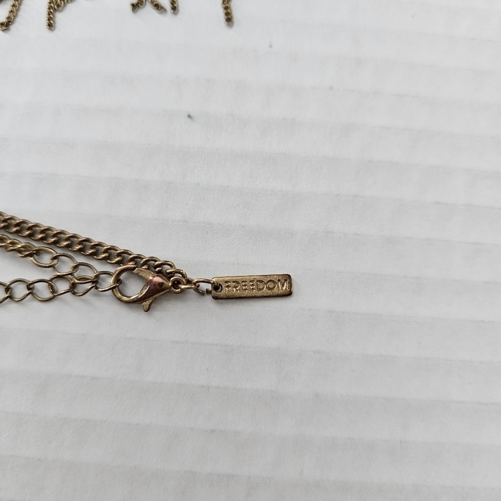 Freedom gold and green long necklace with a boho feeling fringe. - Picture 4 of 12